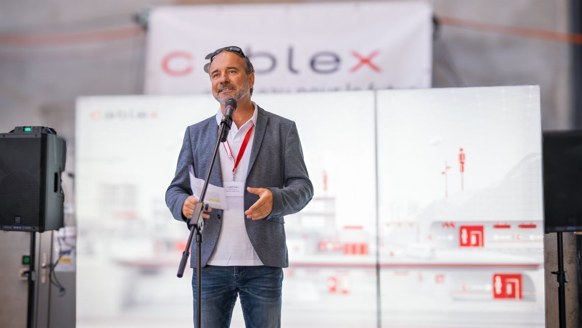 Mann spricht auf Podium