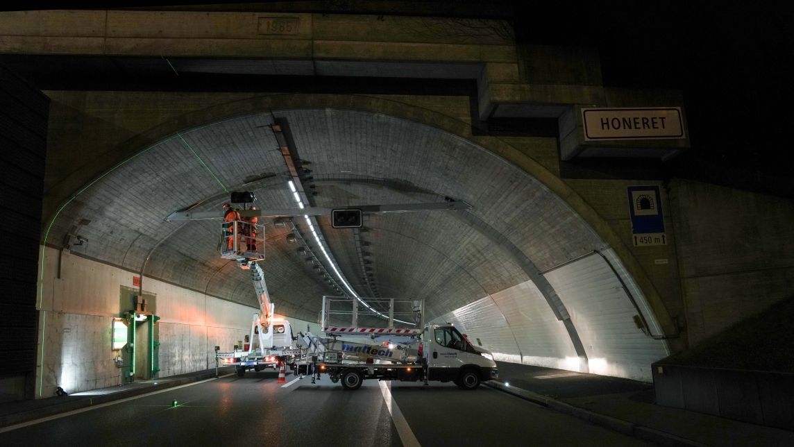 Des monteurs cablex installent la signalisation au portail du tunnel de Honeret.