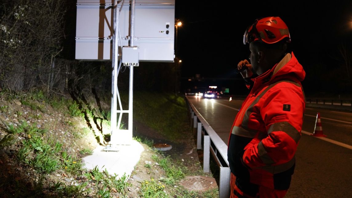 Lors d'une visite d'inspection du tunnel, le chef de projet Patrick Baumgartner présente la signalisation installée à l'extérieur.