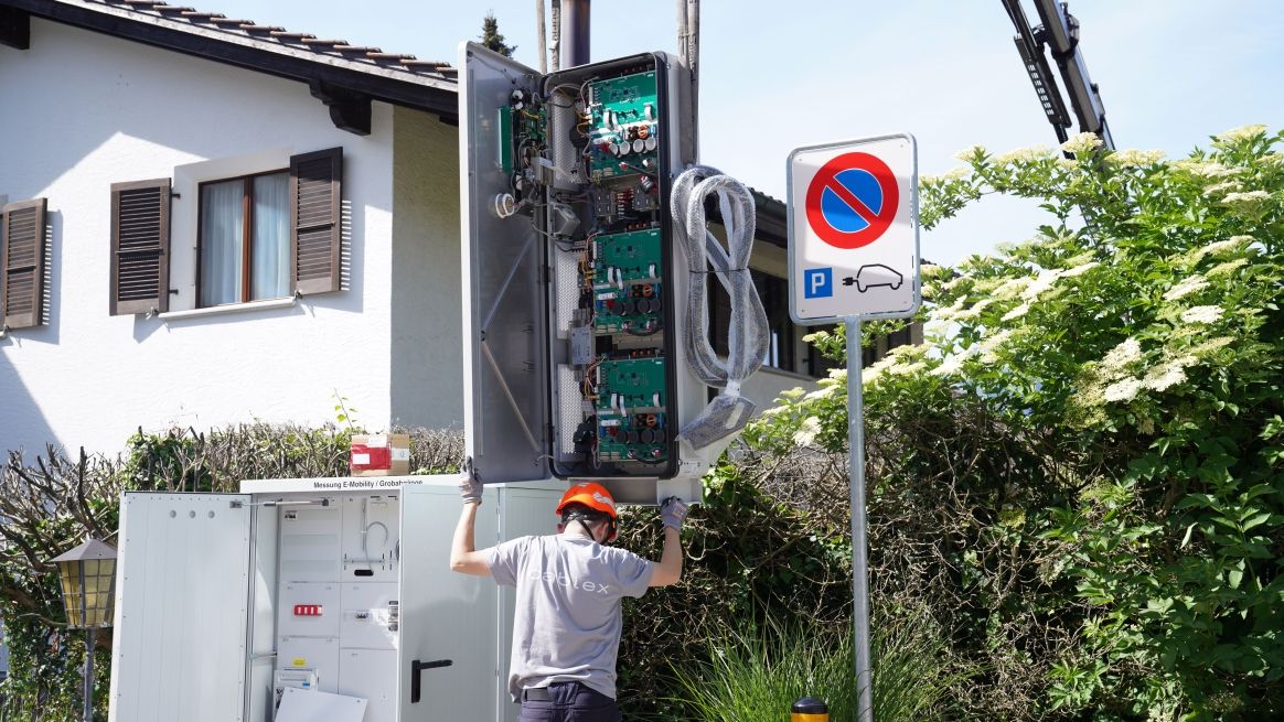 Ladestation Anlieferung mit Hebekran