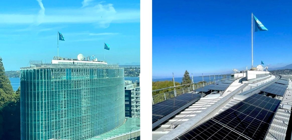 Das Gebäude mit blauen Himmel und verlegte Solarpaneele