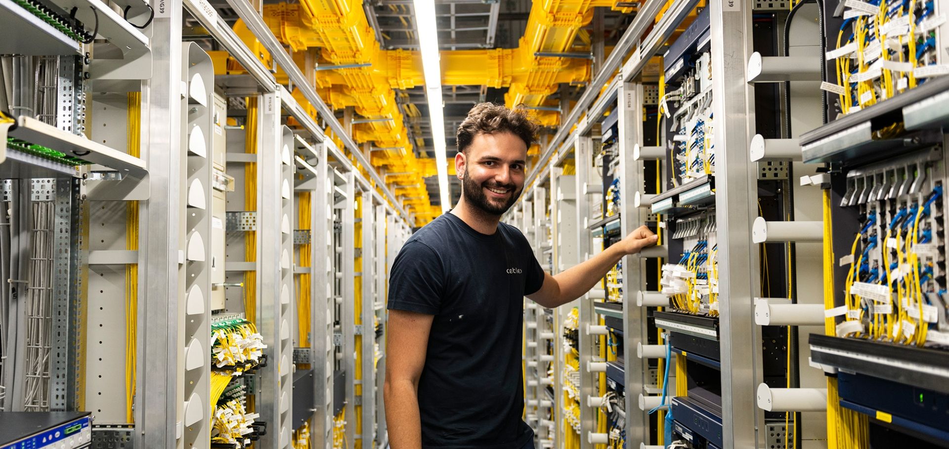 Lernender Elektroinstallateur bei der Arbeit.