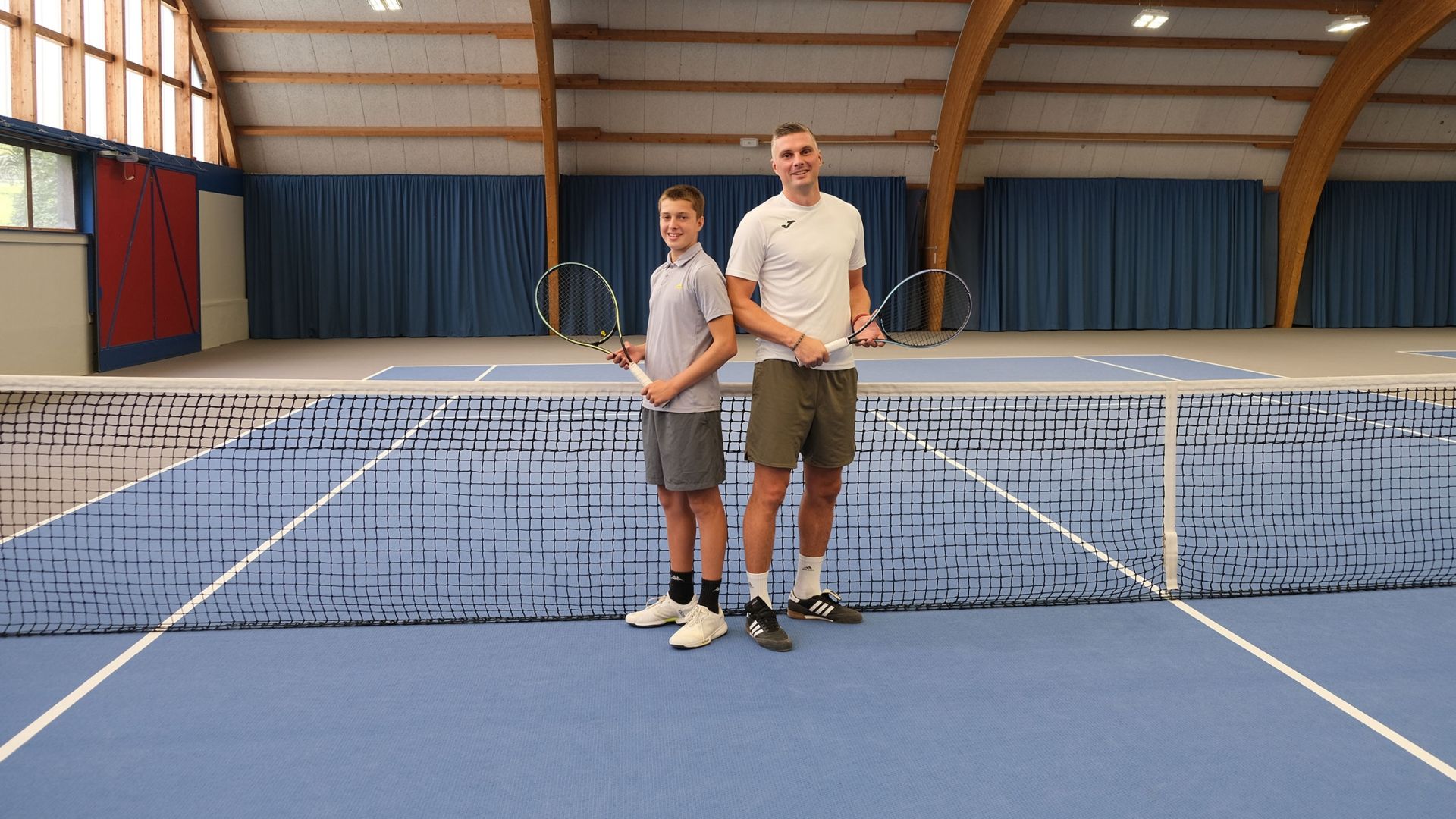 Vater und Sohn im Tennisduell.