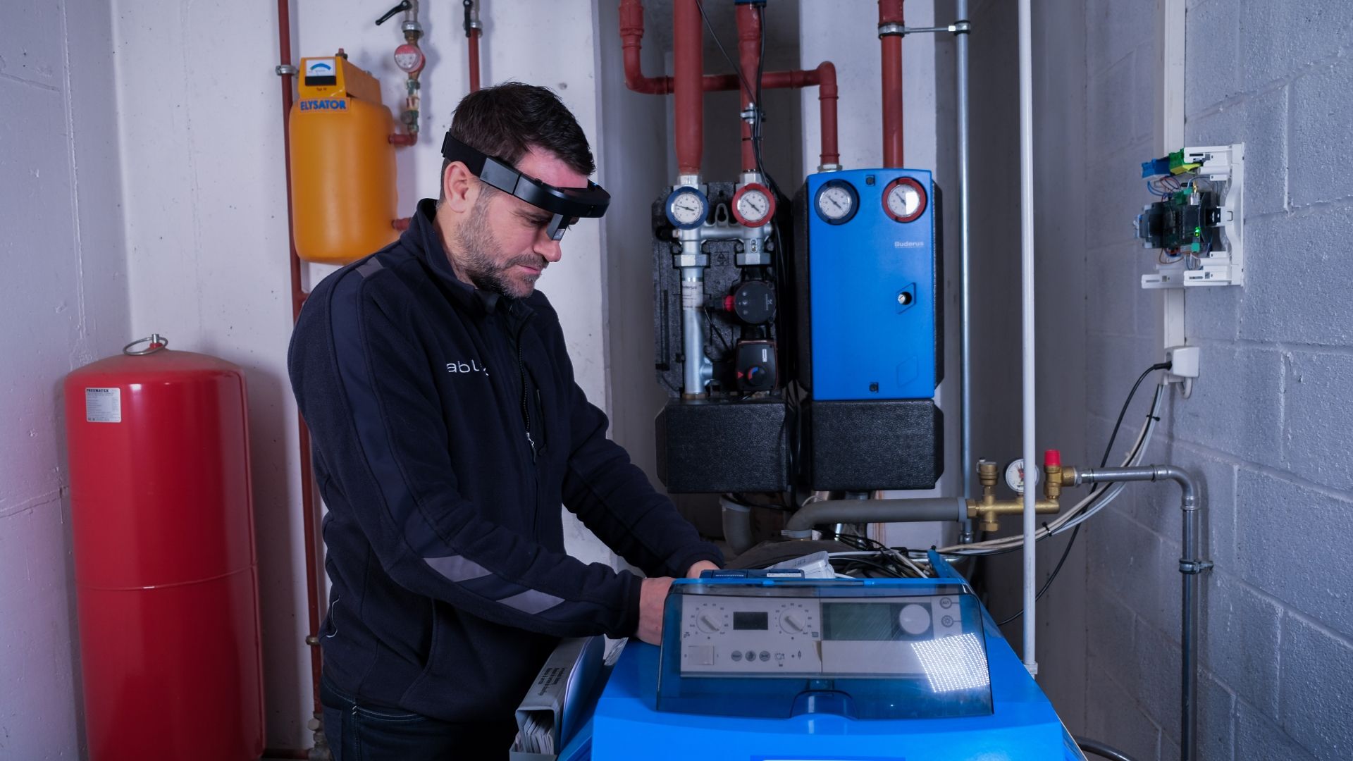 cablex Techniker arbeitet mit einer AR-Brille.