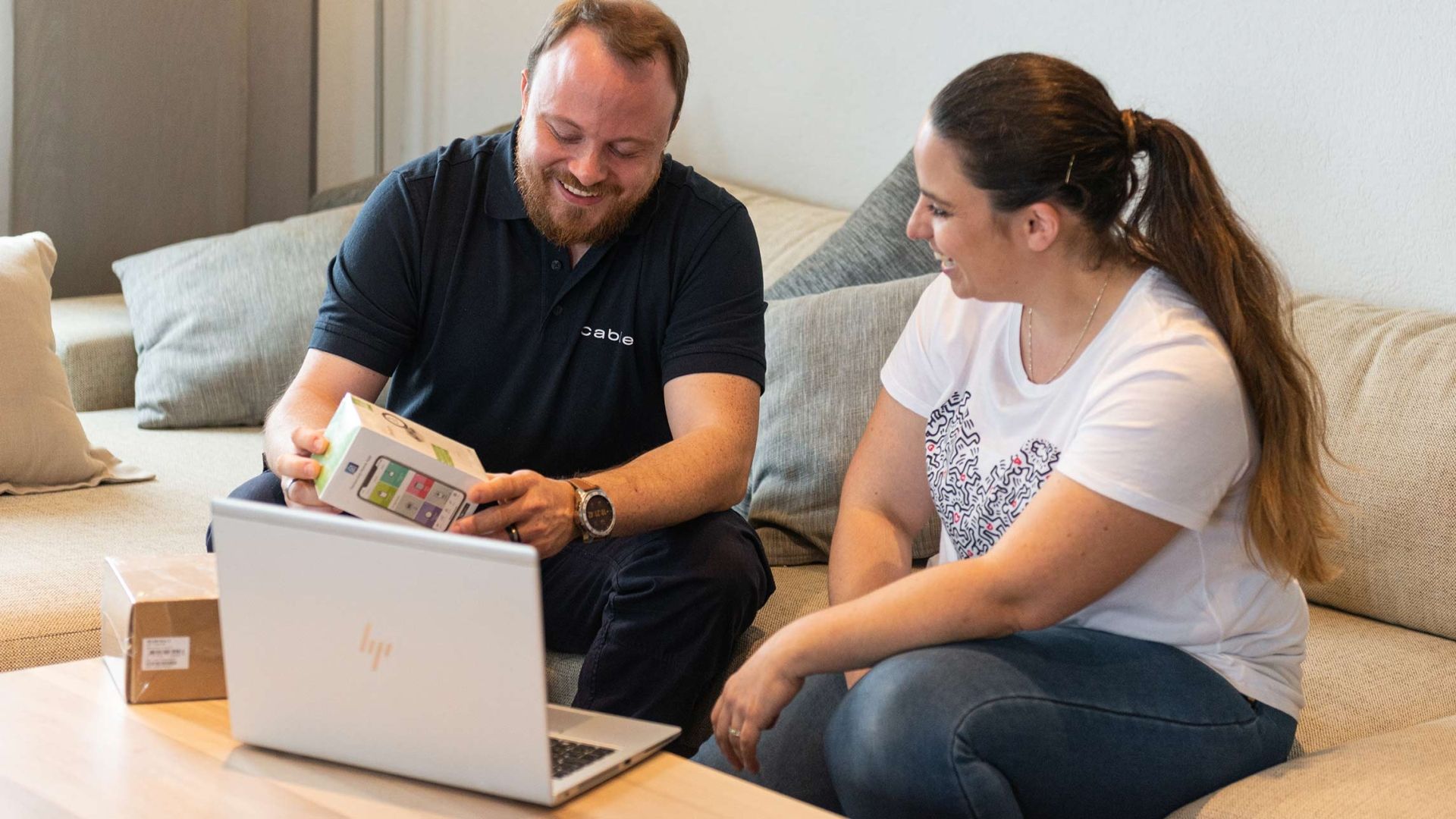 Un technicien de cablex explique un nouvel appareil à une cliente.