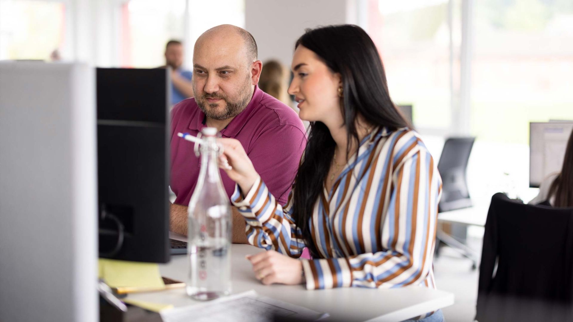 cablex Team bei der Arbeit im Büro.