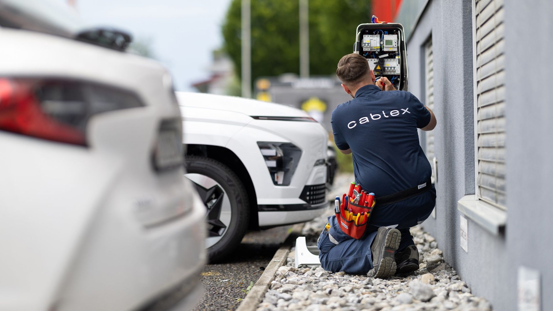 Techniker schliesst E-Ladestation an