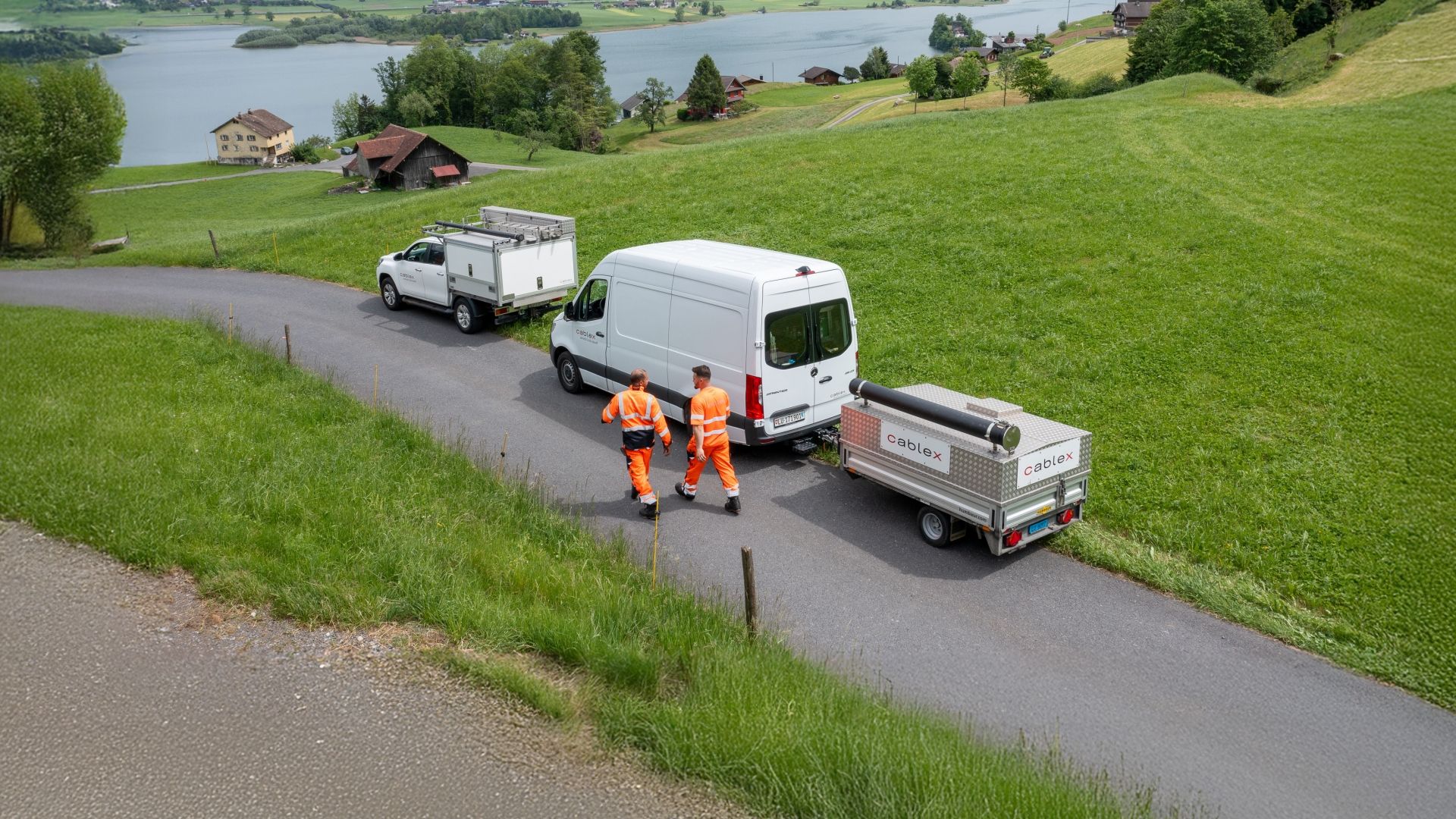 Zwei cablex Techniker beim Firmenwagen.