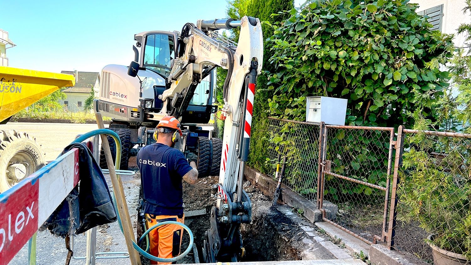 Zwei Männer Werkleitungsbau mit Bagger