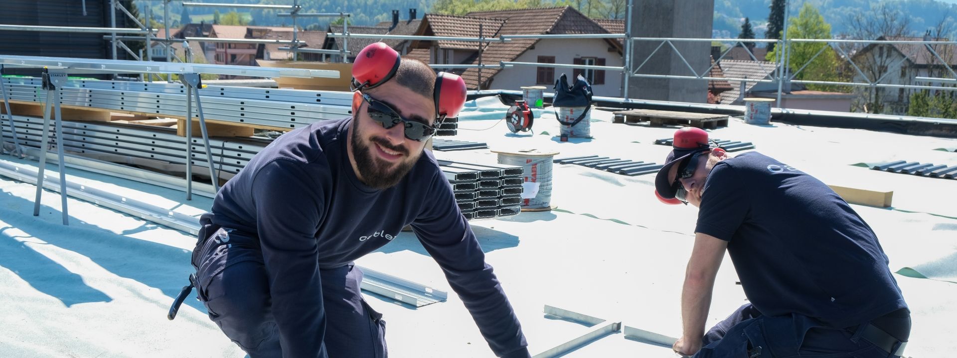 Im Rahmen eines Pilotprojektes stattete cablex in den letzten Monaten Swisscom Zentralen mit Photovoltaikanlagen aus.