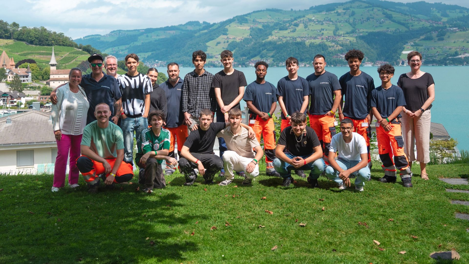 Ein Gruppenfoto mit den 16 neuen Lernenden aus der Deutschschweiz.