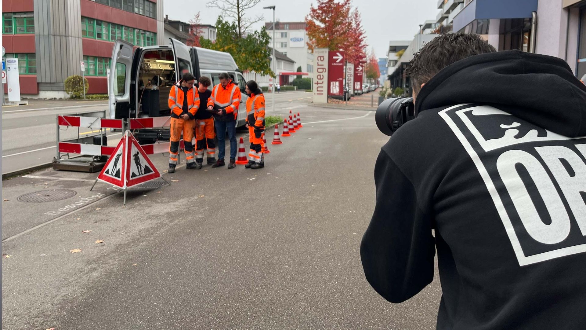 Fotograf nimmt ein Foto vom cablex Team auf.