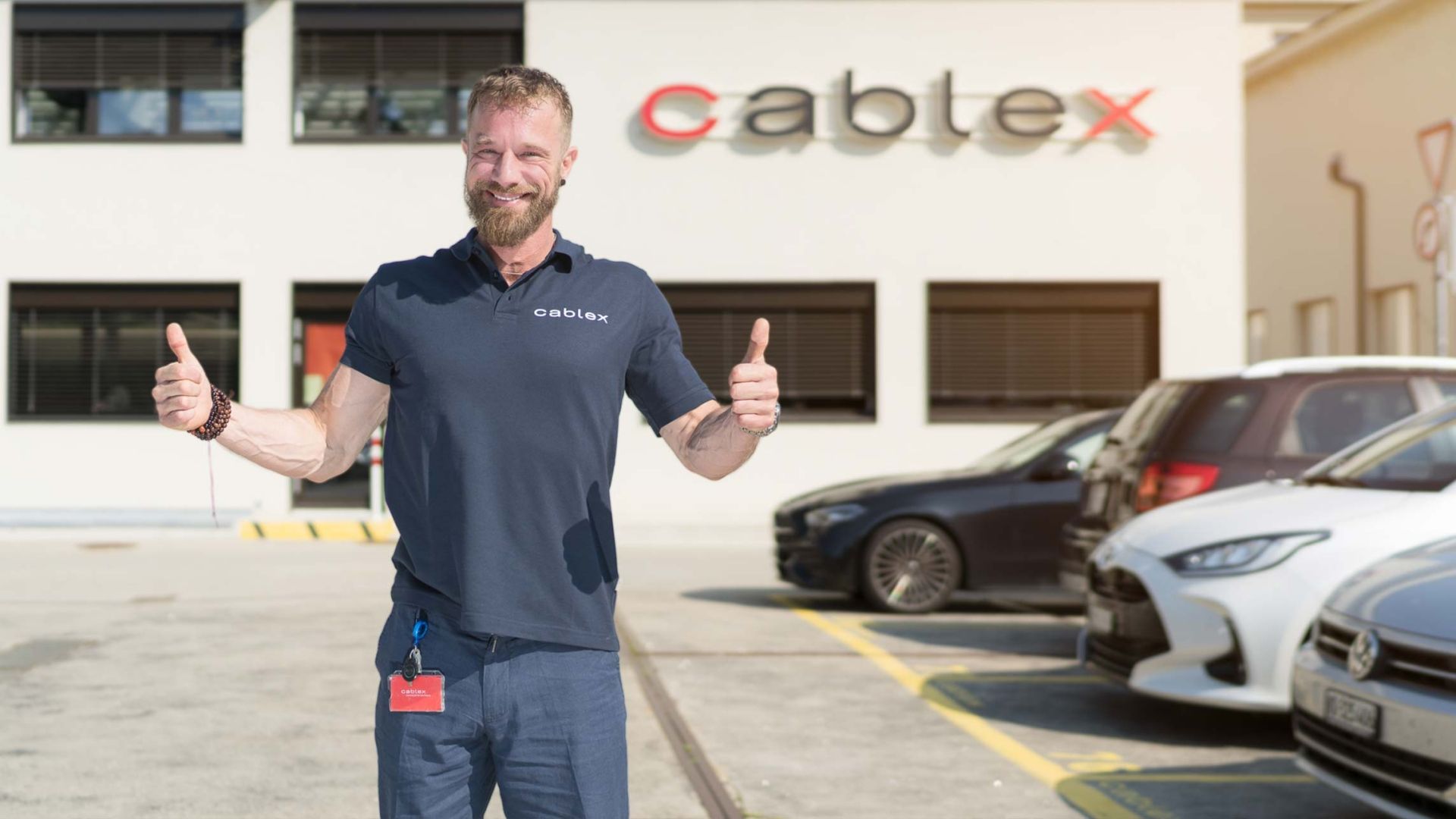 L'employé se tient devant un site cablex