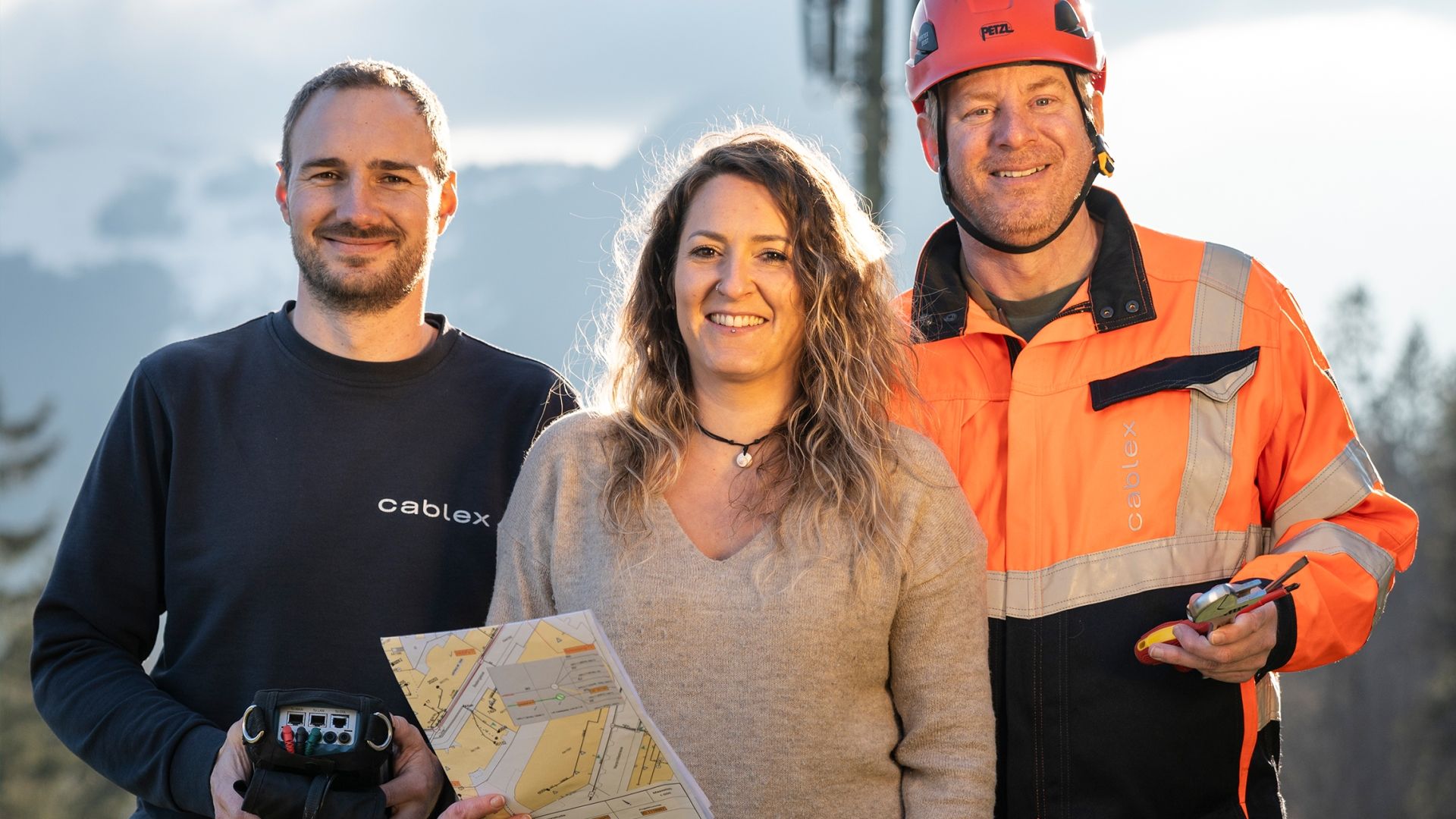 Trois collaborateurs cablex avec des outils.