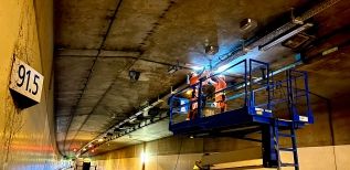 Männer im Tunnel auf Hebebühne