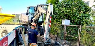 Zwei Männer Werkleitungsbau mit Bagger