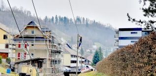 Mann auf Freileitungsmast