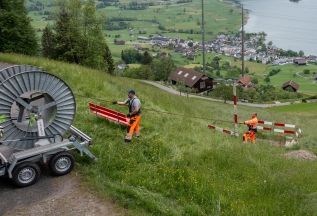 Zwei cablex Mitarbeitende beim Kabelzug.