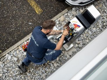 L'installateur électrique de cablex monte la borne de recharge