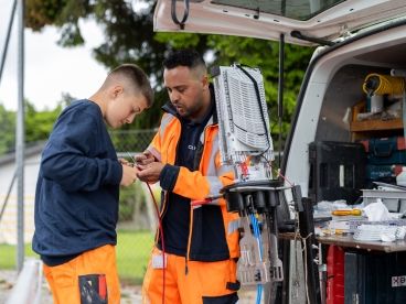 Two cablex technicians work at the splice bus.
