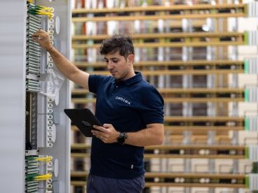 cablex Technicien de service au siège avec iPad à la main