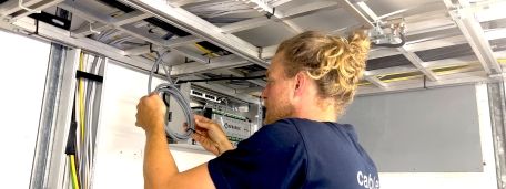 Ein Monteur installiert die INFRABOX