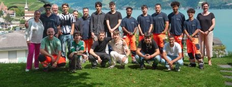 Ein Gruppenfoto mit den 16 neuen Lernenden aus der Deutschschweiz.