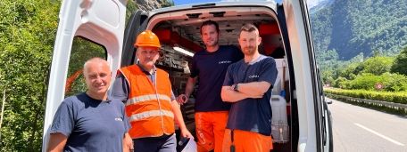 Vier cablex Mitarbeitende vor Spleissbus