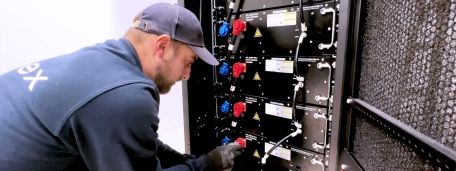 Monteur bei der Installation eines Batteriespeichers.