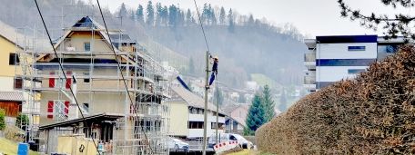 Mann auf Freileitungsmast