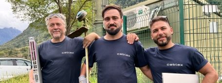 Drei cablex Mitarbeitende, die sich flexibel in den Dienst des Unternehmens stellen.