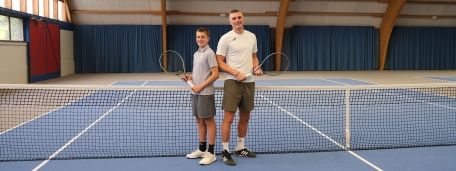 Vater und Sohn im Tennisduell.