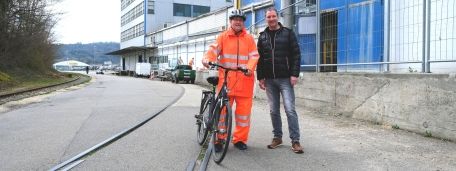 Martin mit Velo und seinem Vorgesetzten Markus an der Unfallstelle.