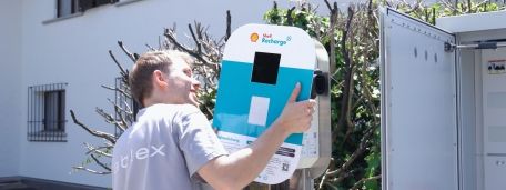cablex Techniker vor Shell-Ladestation