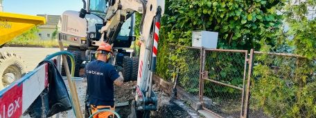 24-9 Mann im Graben mit Bagger