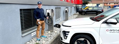 cablex Mitarbeiter lädt sein E-Fahrzeug
