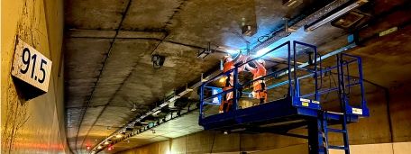 Männer im Tunnel auf Hebebühne