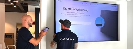 Techniker installieren Display