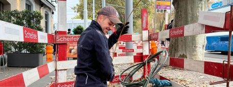 Mann beim Kabelzug