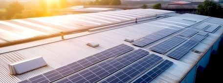 Photovoltaik-Module auf Industriegebäude