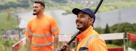 Due collaboratori cablex in un cantiere nel verde.