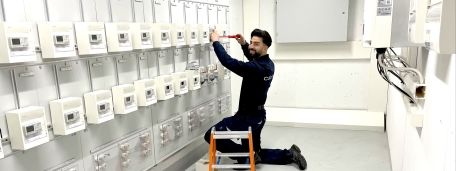 Techniker installiert Zähler