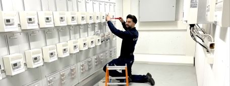 Techniker installiert Zähler