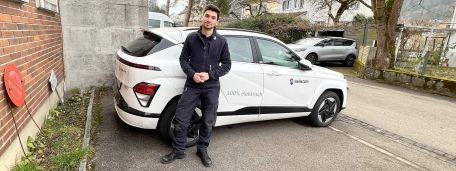 Field Service Techniker vor seinem E-Auto