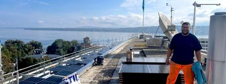 cablex Techniker steht auf dem Dach mit den verlegten Solarpaneelen