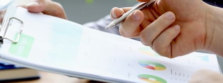 Hand mit Grafiken auf Papier_Header_Internetseite24-9.jpg