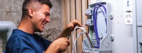 L'apprenti électricien de réseau travaille avec des câbles
