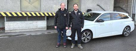 Zwei cablex Servicetechniker vor dem Auto in Österreich