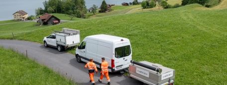 Zwei cablex Techniker beim Firmenwagen.