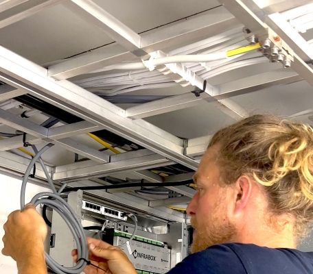 Ein Monteur installiert die Infrabox